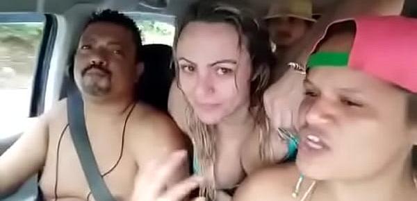  Mostrando os peitos no carro de paty e el toro fomos até a praia com a galera